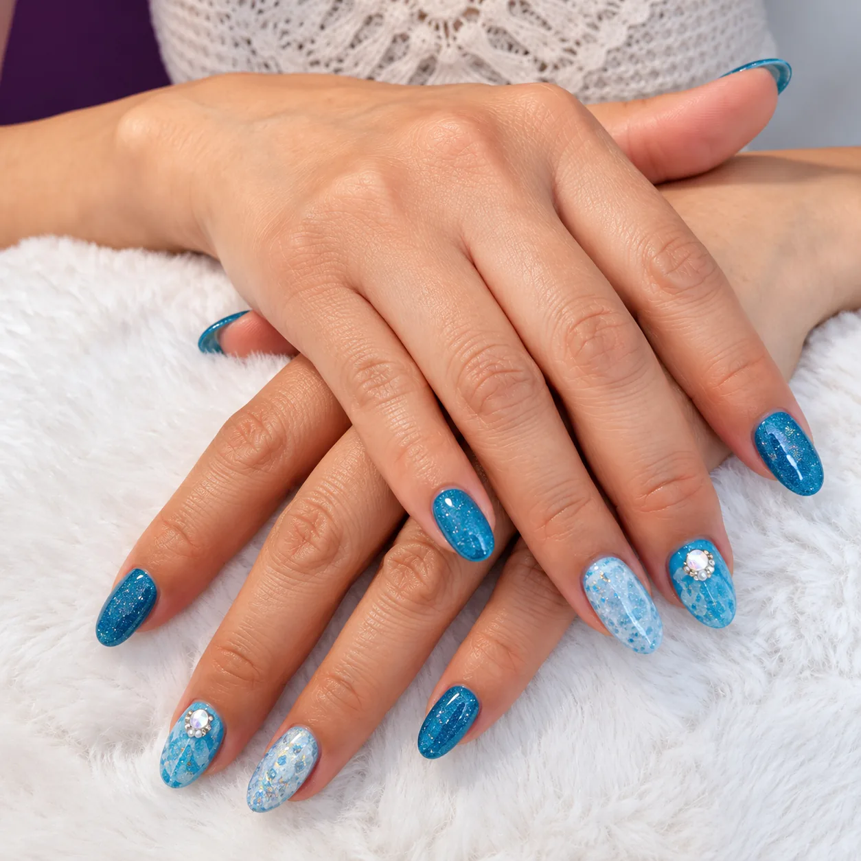 Gelnägel in Augsburg – blaues Nageldesign mit Glitzer und Steinchen