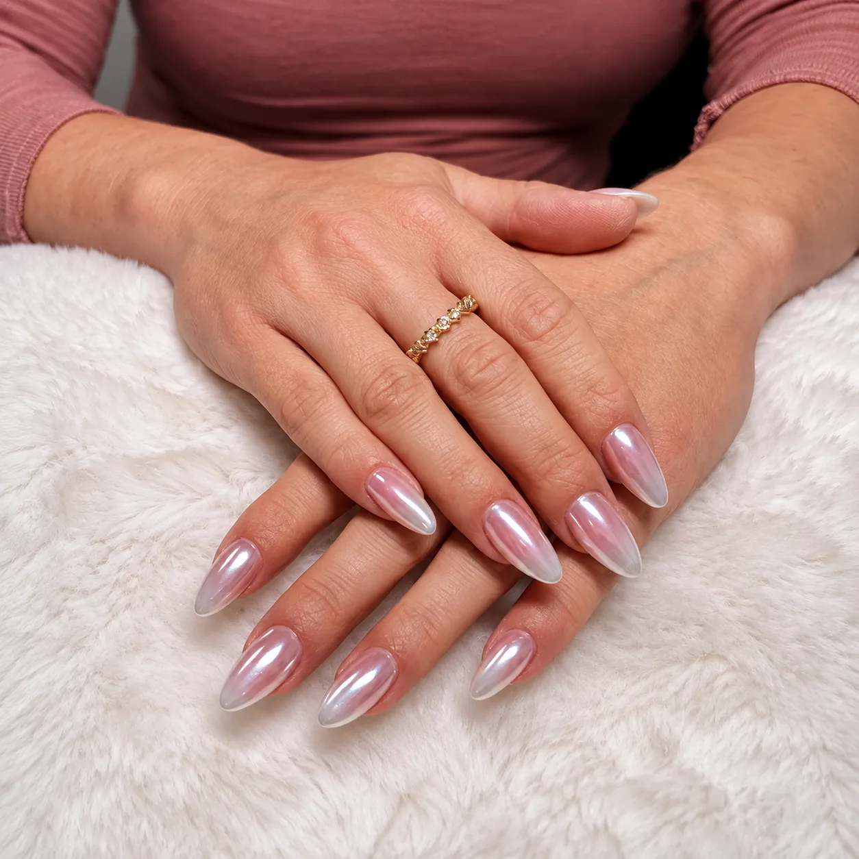 Nageldesign in Augsburg – mandelförmige Gelnägel mit rosé Chrome-Effekt