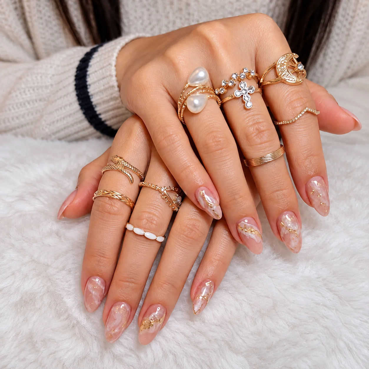 Maniküre und Shellac in Augsburg – rosé Marmor-Nägel mit Goldflocken